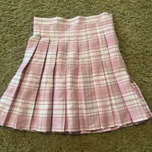 Pink pleated skirt